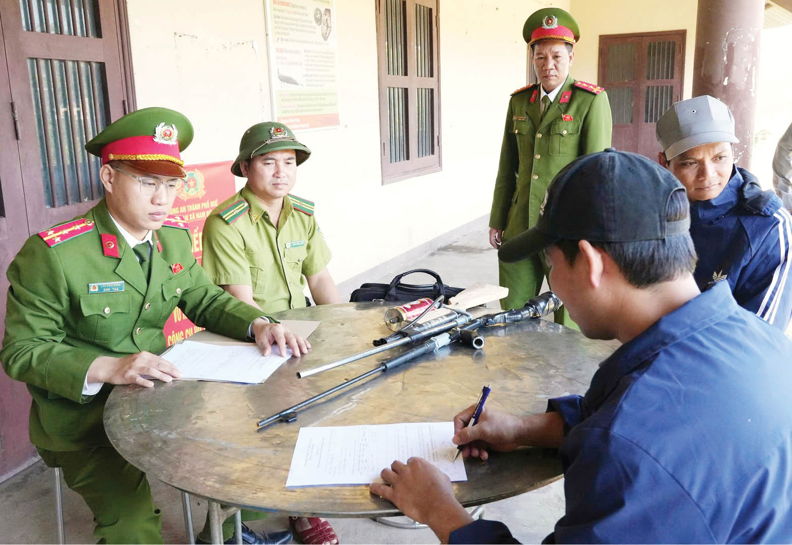 Tuyên truyền hiệu quả, người dân tự nguyện giao nộp vũ khí