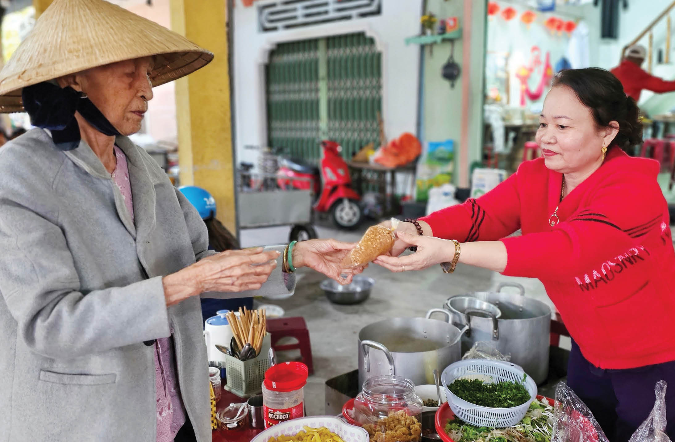 Ăn bún trả bằng… rau dưa