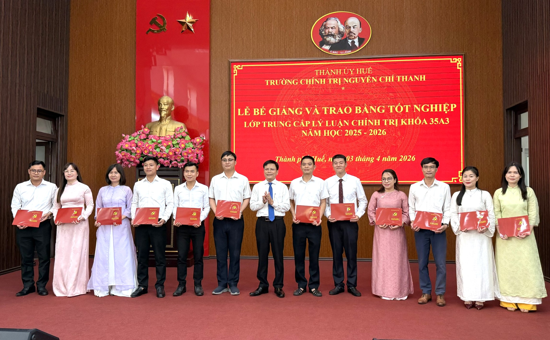 Trao bằng tốt nghiệp cho 49 học viên lớp Trung cấp Lý luận Chính trị khóa 35A3