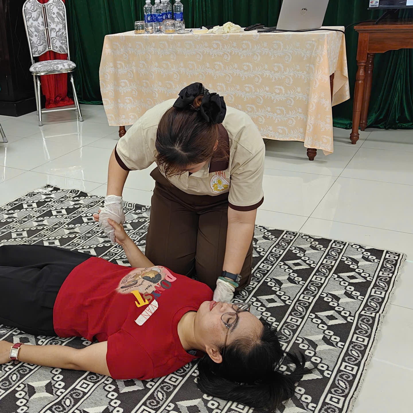 Hội Chữ thập đỏ TP Huế tổ chức lớp tập huấn kỹ năng sơ cấp cứu cho giáo viên mầm non