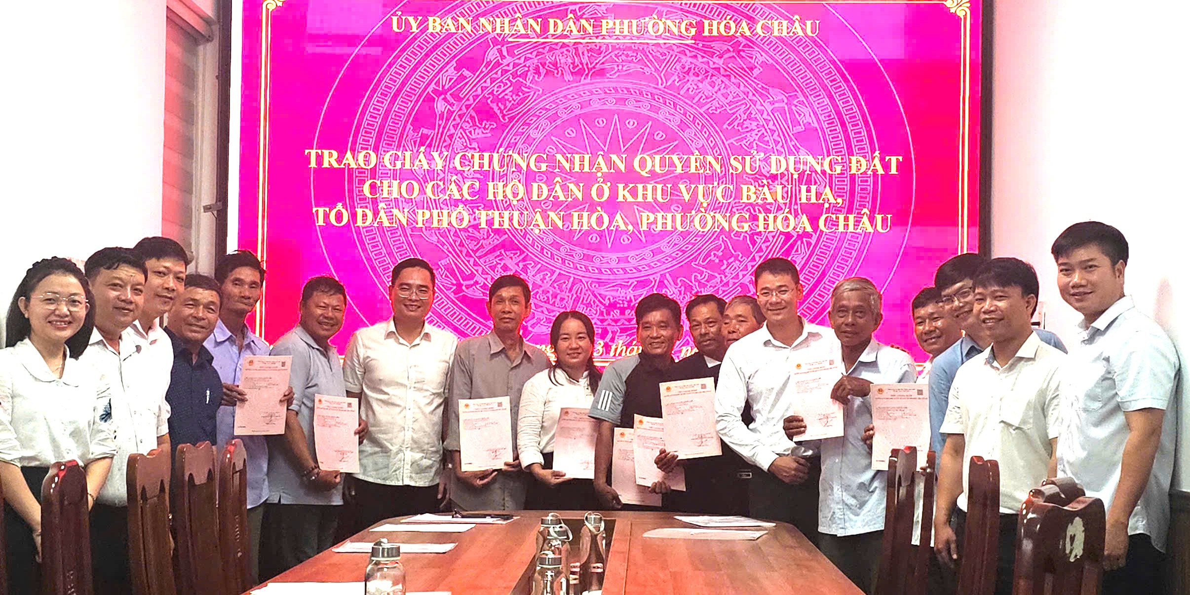Gỡ vướng đất đai, phường Hóa Châu trao sổ đỏ cho các hộ dân Bàu Hạ