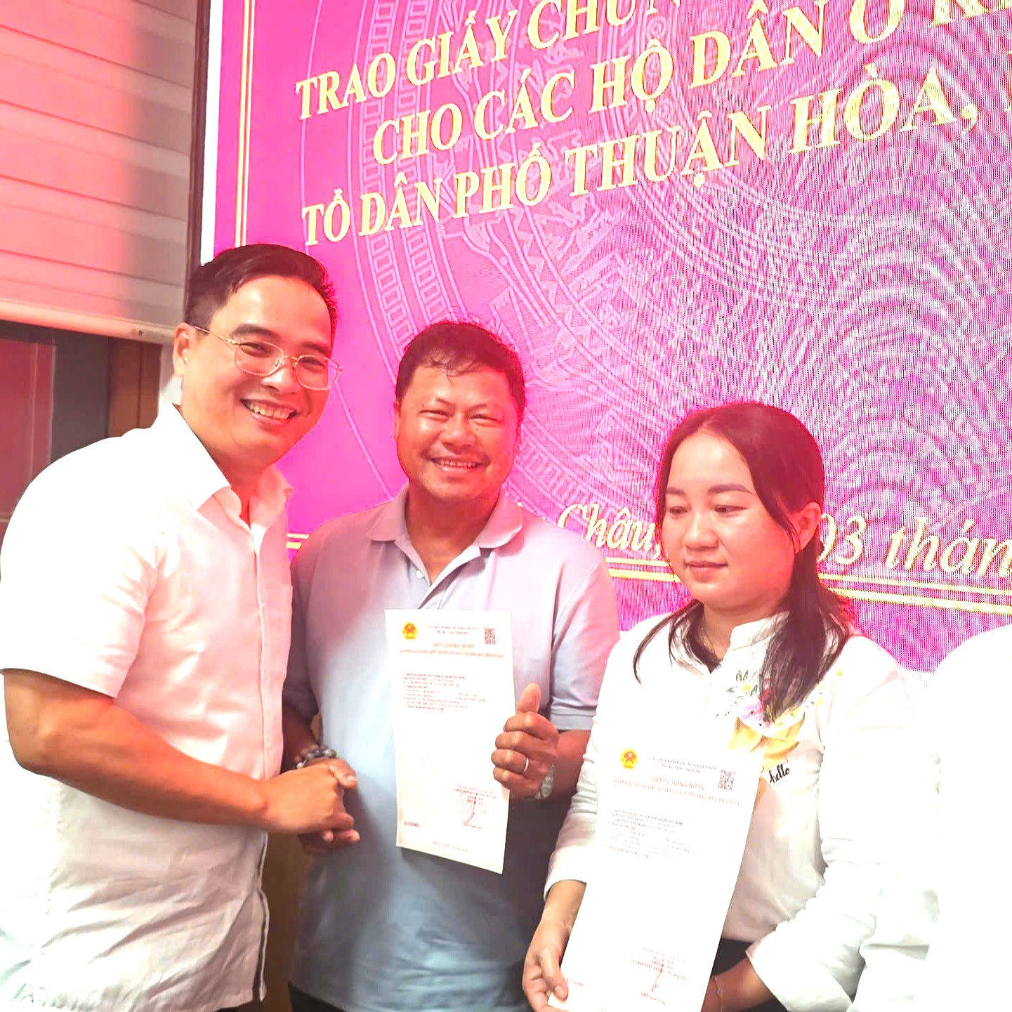 Gỡ vướng đất đai, phường Hóa Châu trao sổ đỏ cho các hộ dân Bàu Hạ