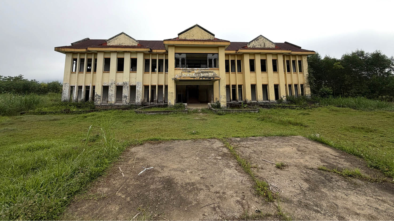 Dự án Nhà máy xi măng Nam Đông Người dân mòn mỏi mong  hết treo