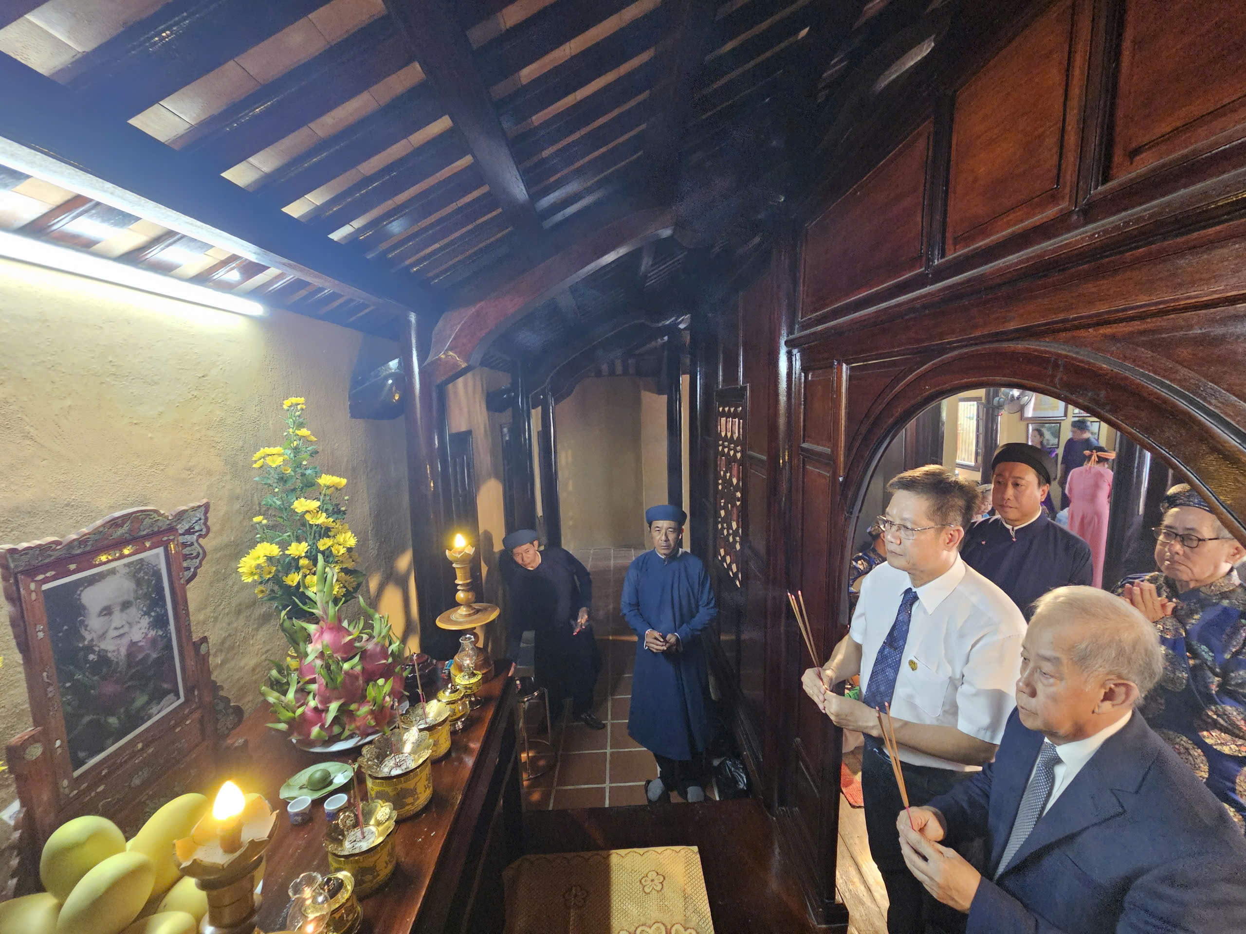 Dâng hương tưởng niệm 65 năm ngày mất của cụ Ưng Bình Thúc Giạ Thị