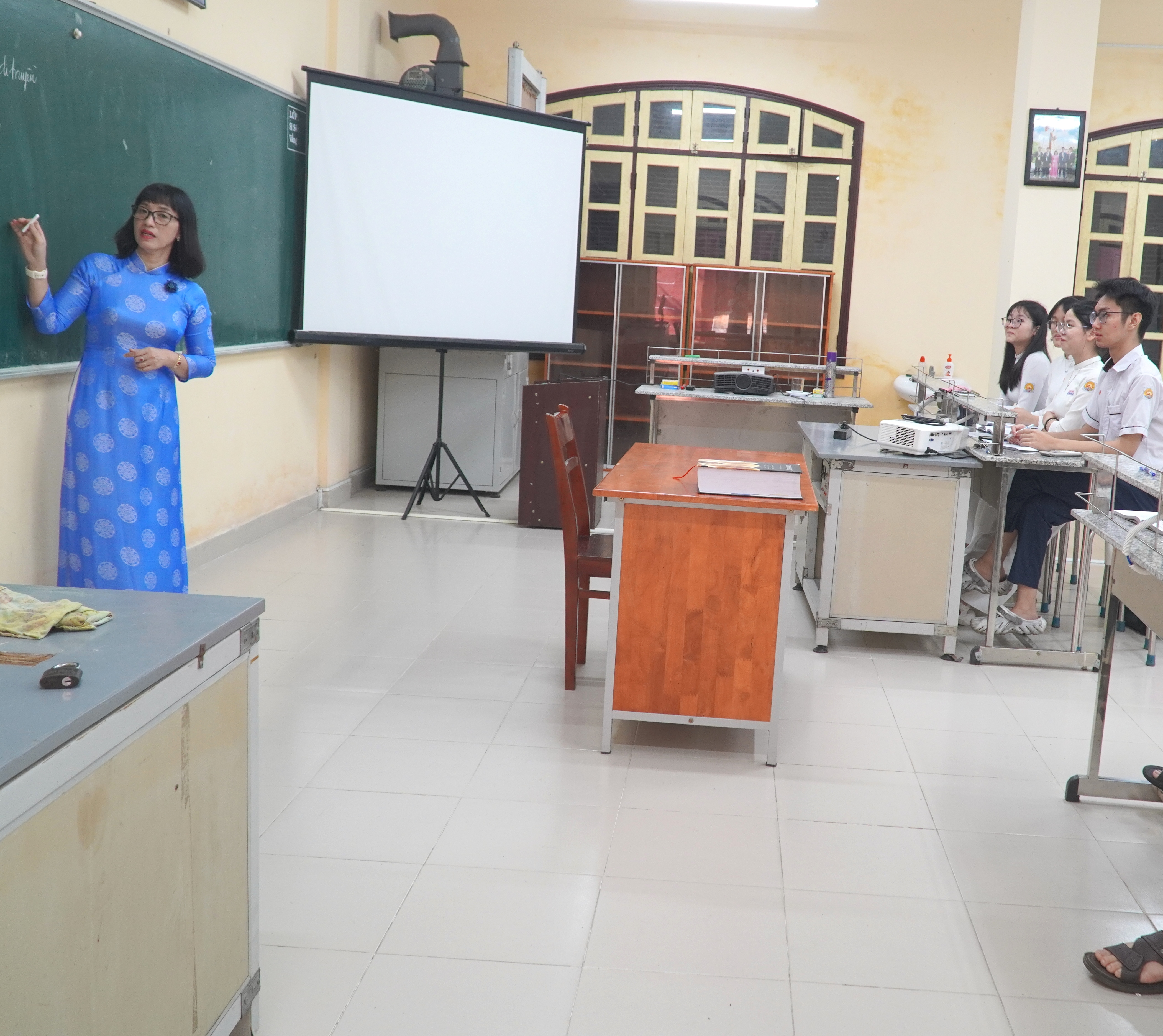 Tuyển thêm 8 giáo viên cho Trường THPT chuyên Quốc Học - Huế