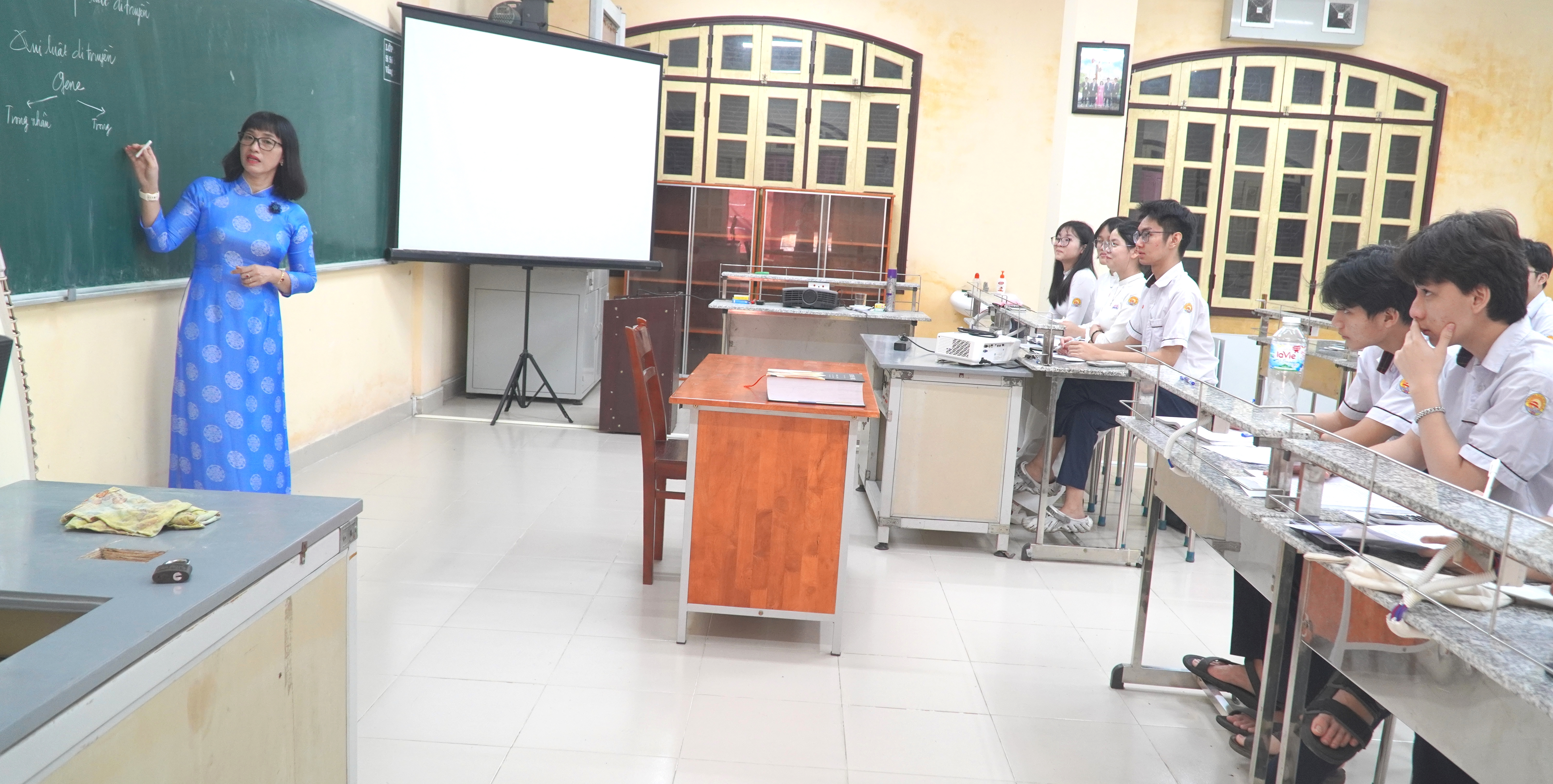 Tuyển thêm 8 giáo viên cho Trường THPT chuyên Quốc Học - Huế