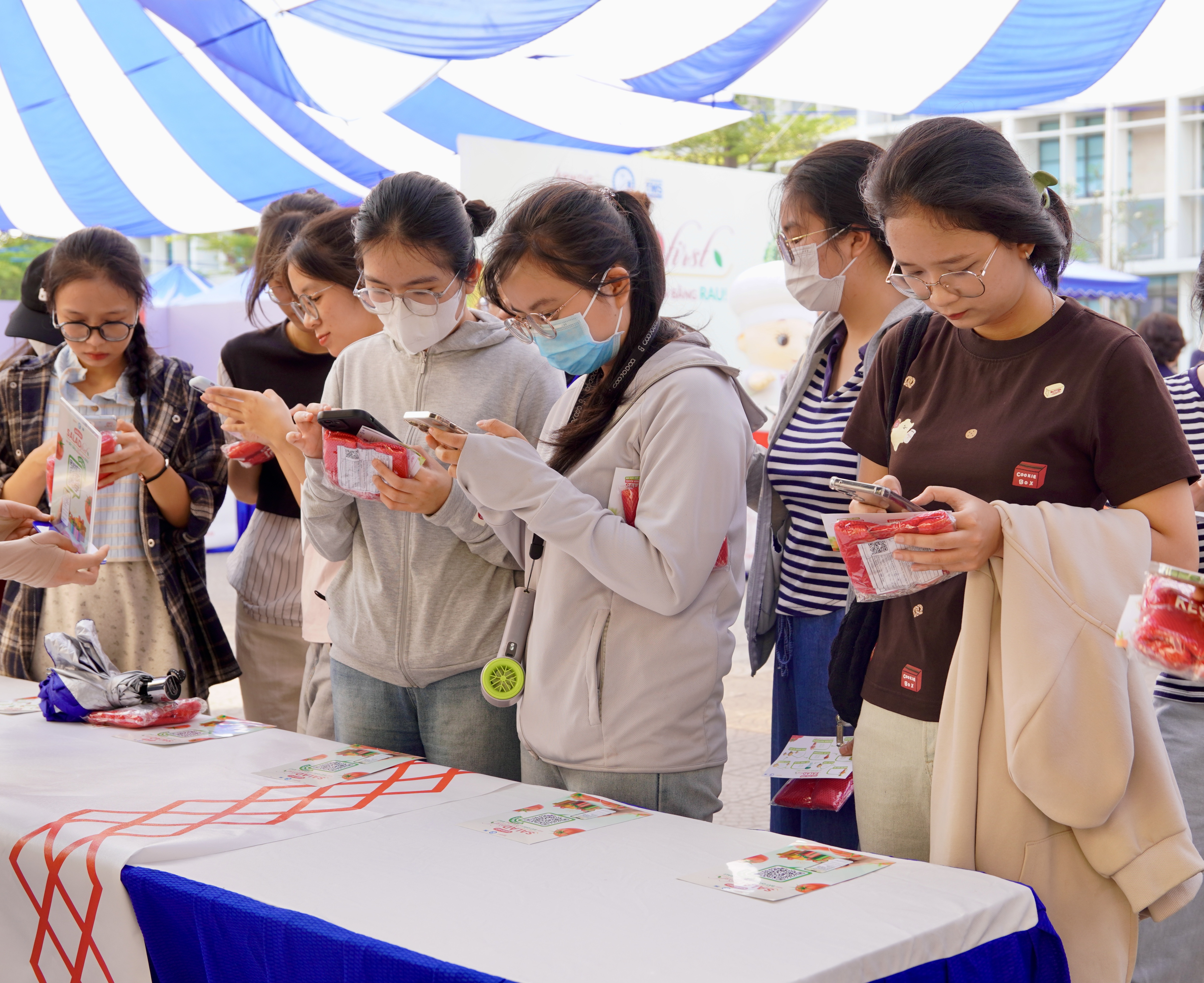 2 500 sinh viên hưởng ứng chương trình Hãy bắt đầu bữa ăn bằng rau”