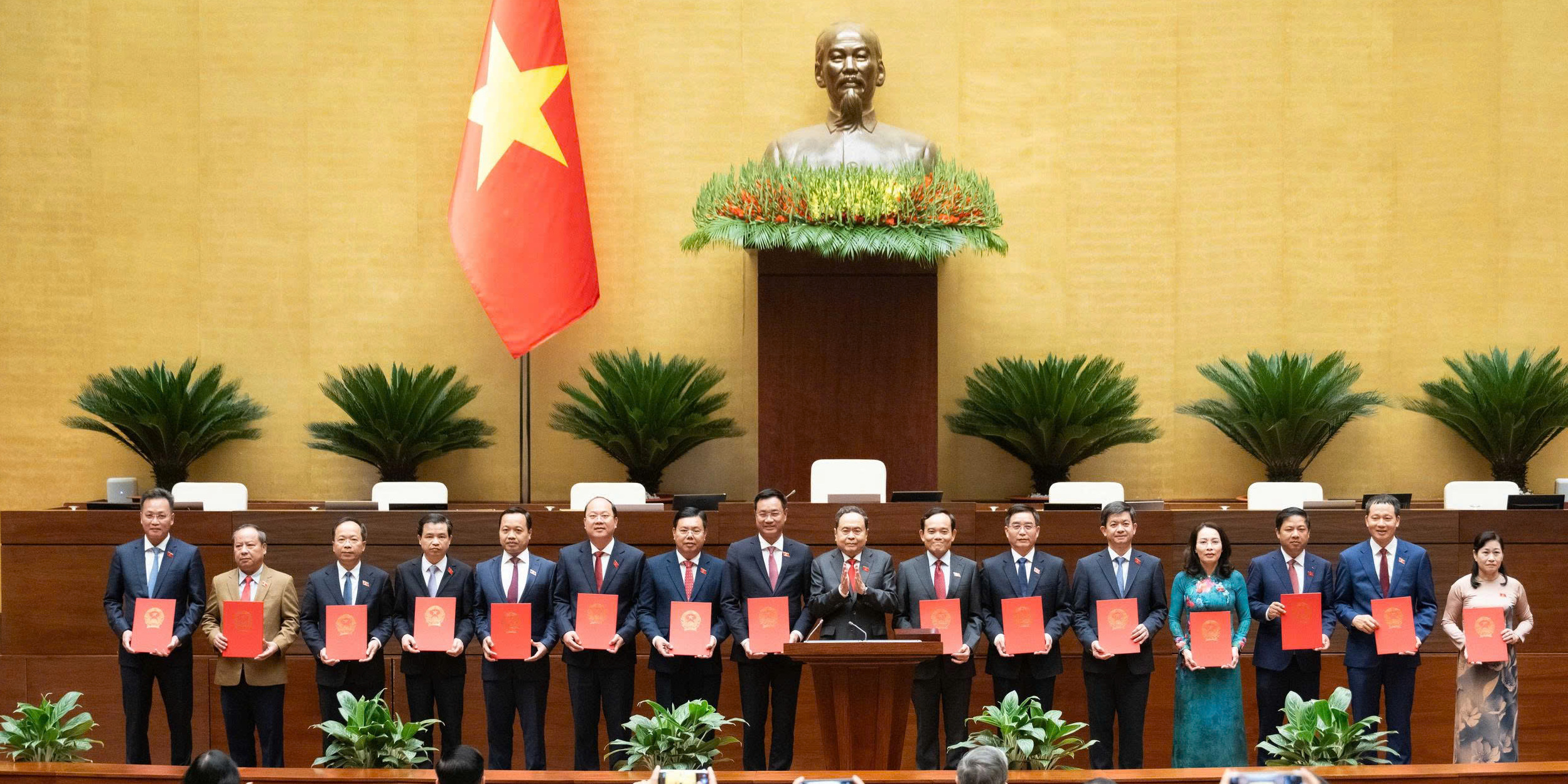 Đồng chí Nguyễn Đình Trung, UVTW Đảng, Bí thư Thành ủy Huế được phê chuẩn giữ chức Trưởng Đoàn Đại biểu Quốc hội thành phố