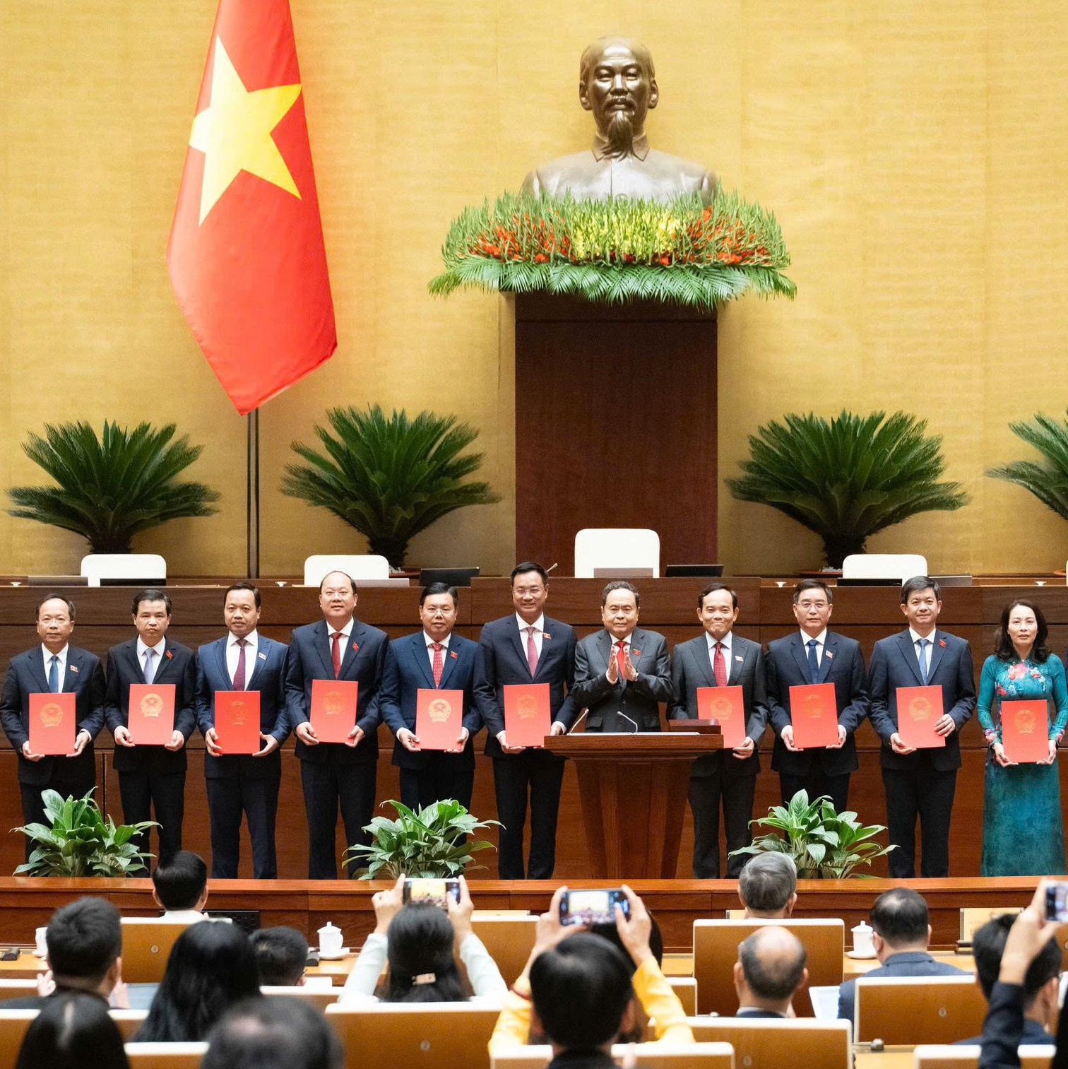 Đồng chí Nguyễn Đình Trung, UVTW Đảng, Bí thư Thành ủy Huế được phê chuẩn giữ chức Trưởng Đoàn Đại biểu Quốc hội thành phố