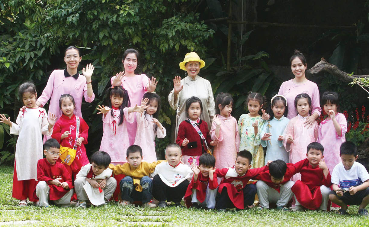 Áo dài trong mắt trẻ thơ