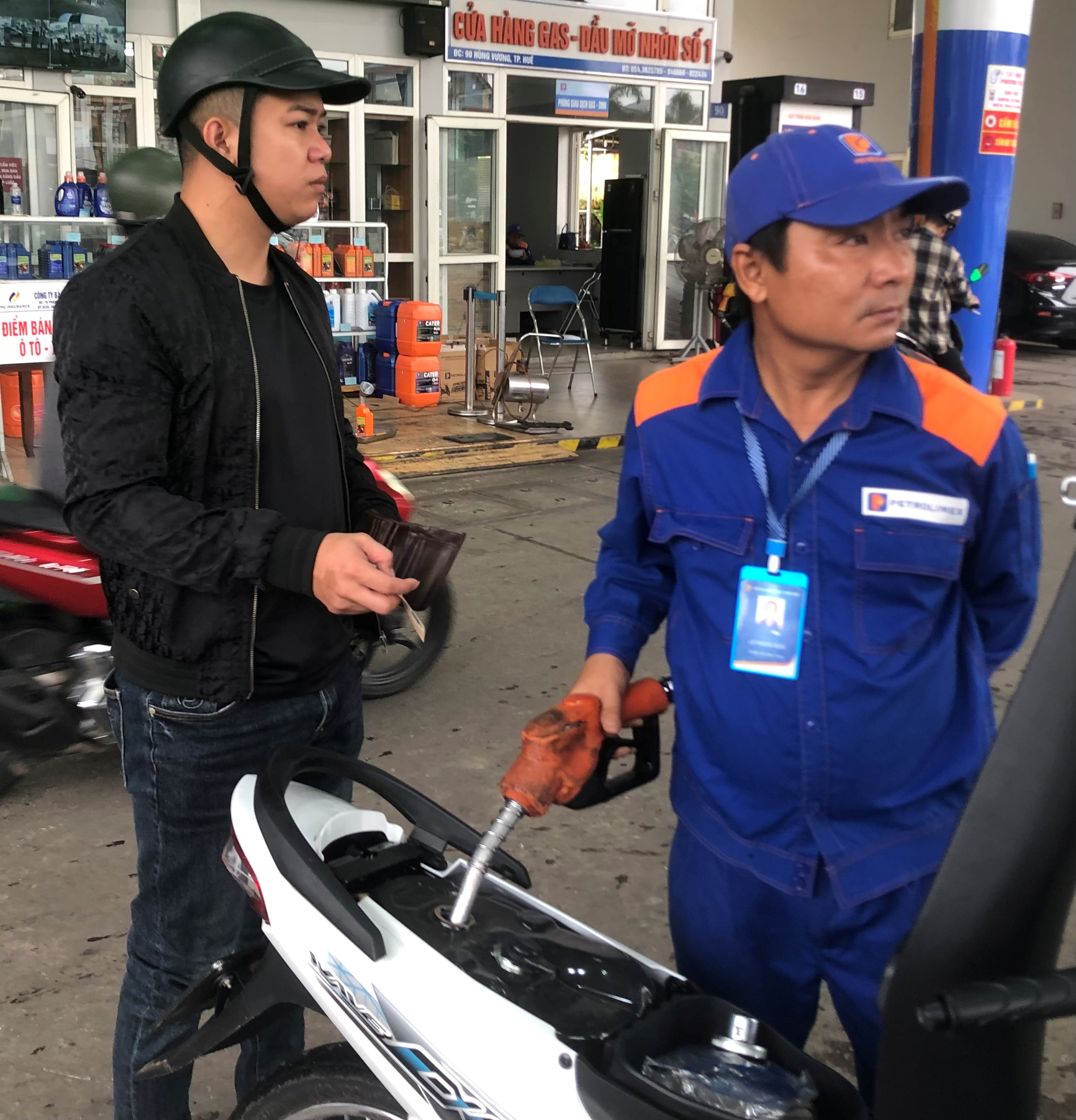 Giá xăng dầu giảm mạnh, có loại giảm gần 2 000 đồng lít