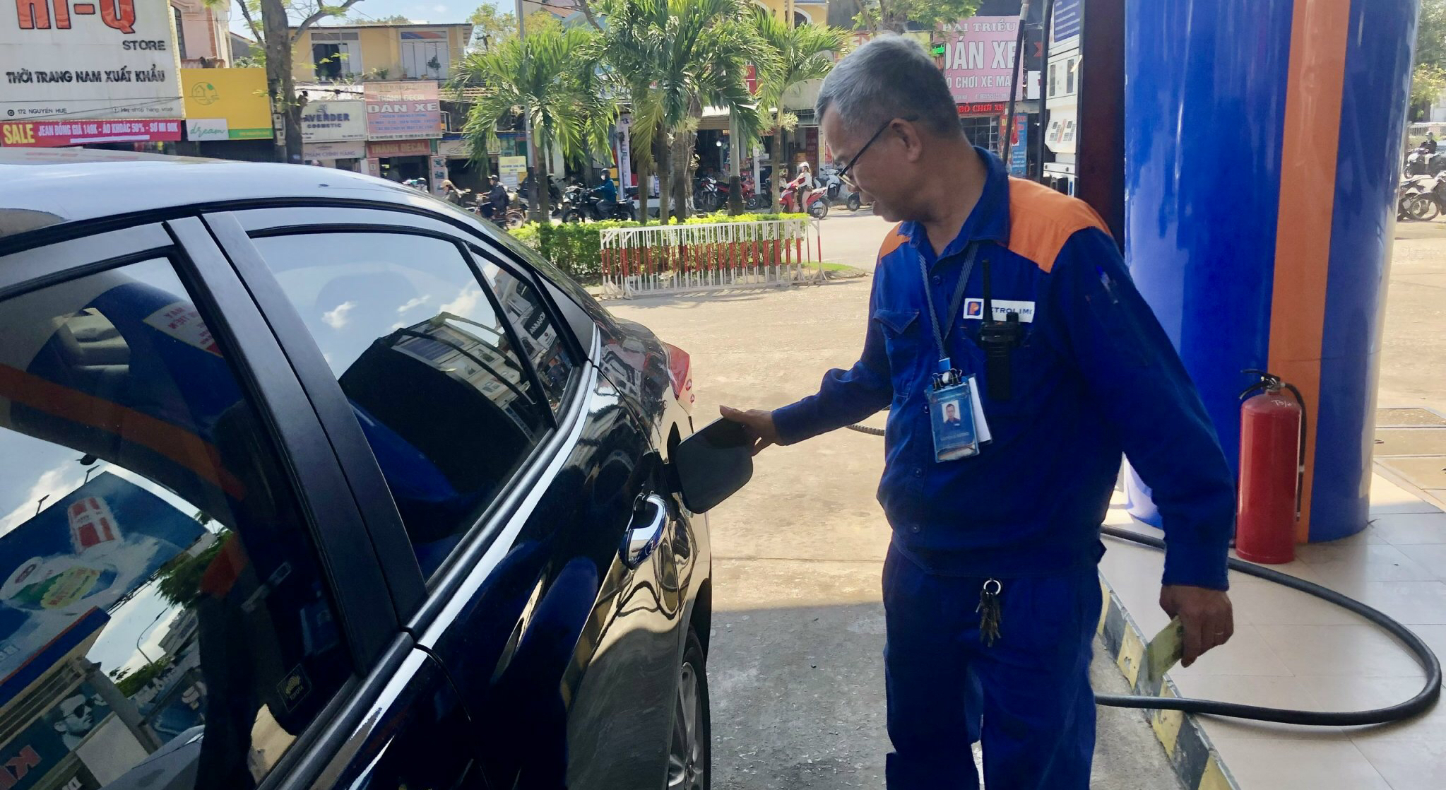 Giá xăng dầu giảm mạnh, có loại giảm gần 2 000 đồng lít