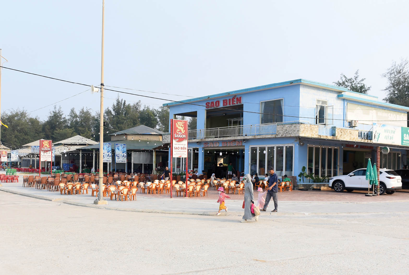 Các nhà hàng ở bãi biển Thuận An chờ hợp đồng thuê đất mới