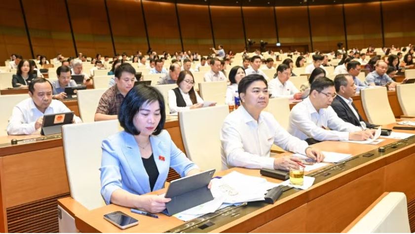 Đẩy mạnh phân quyền, giảm thủ tục công chứng cho người dân