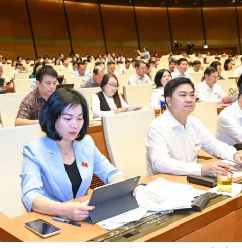 Đẩy mạnh phân quyền, giảm thủ tục công chứng cho người dân