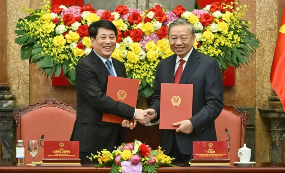 Bàn giao công tác giữa Tổng Bí thư, Chủ tịch nước Tô Lâm và nguyên Chủ tịch nước Lương Cường