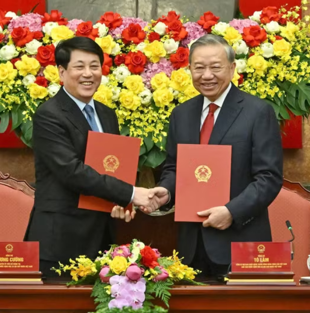Bàn giao công tác giữa Tổng Bí thư, Chủ tịch nước Tô Lâm và nguyên Chủ tịch nước Lương Cường