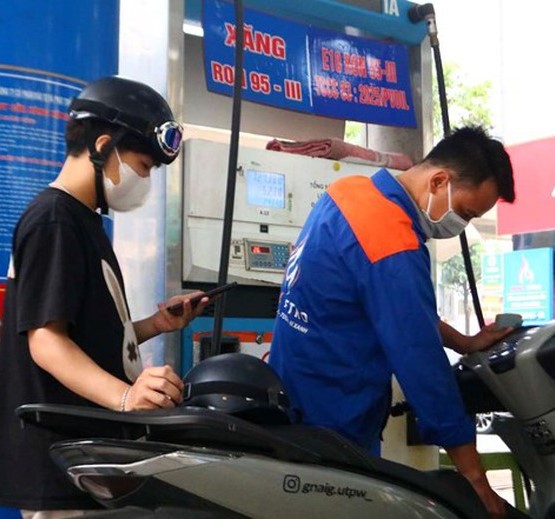 Giá xăng dầu đồng loạt giảm mạnh, dầu diesel giảm gần 10 000 đồng lít