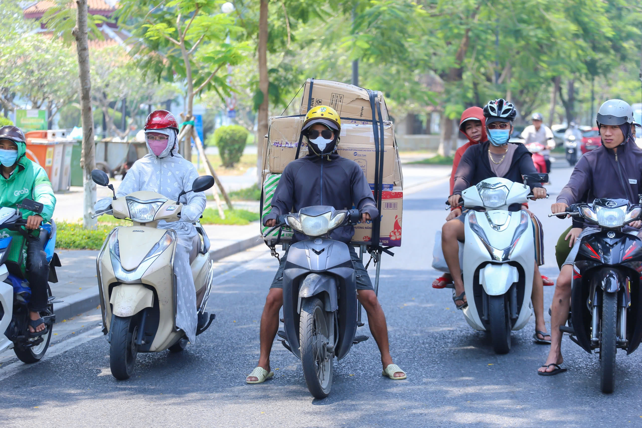 Chật vật mưu sinh dưới nắng nóng