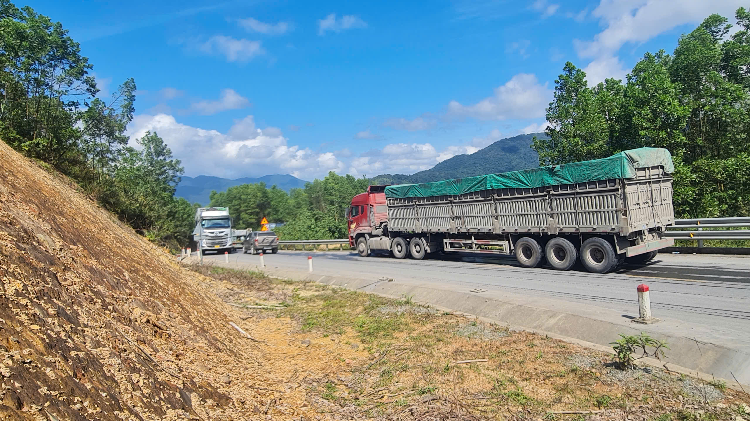 Chính thức cấm xe trên Quốc lộ 49 theo khung giờ