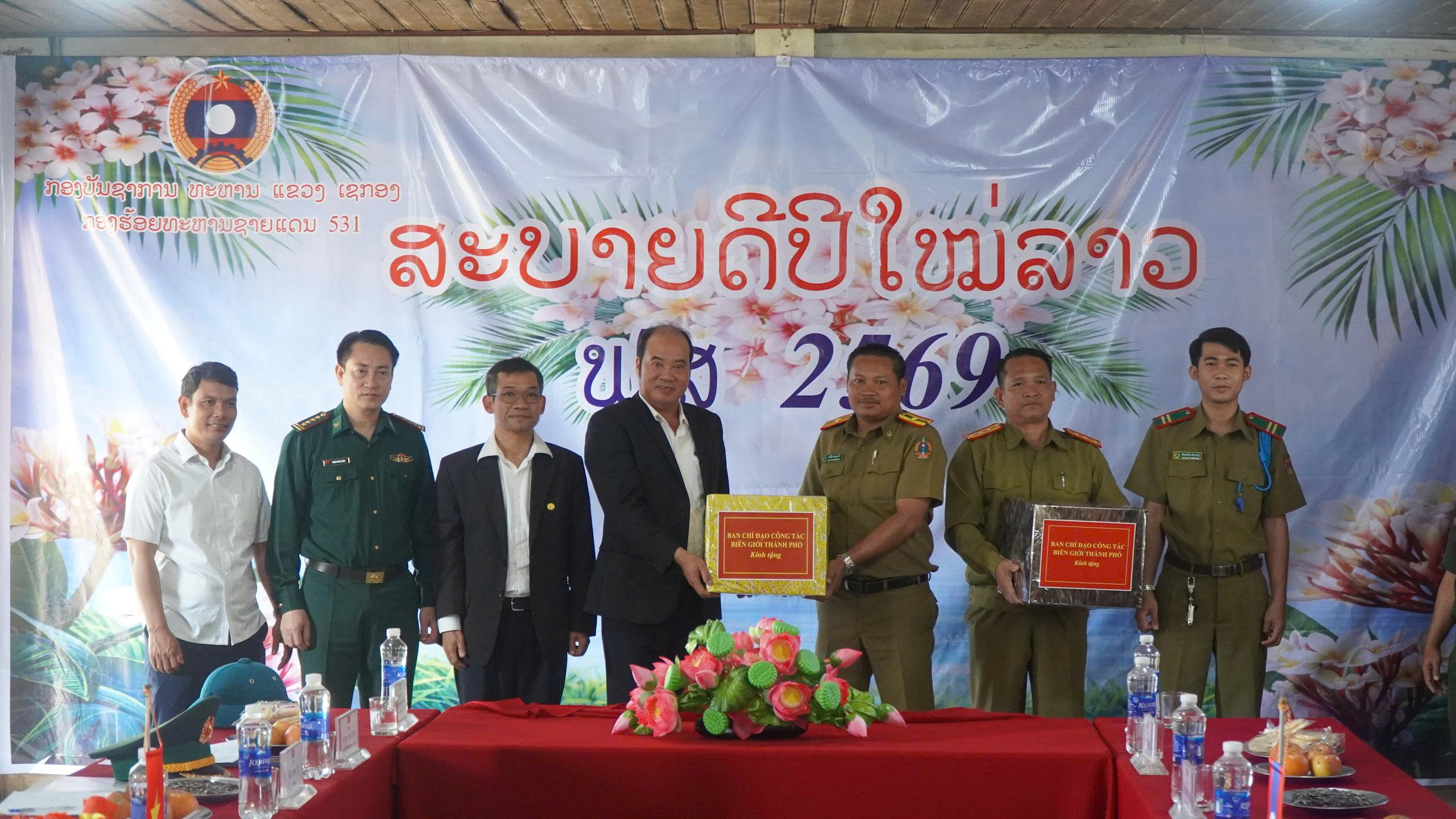 Lãnh đạo thành phố thăm, chúc tết Bunpimay lực lượng bảo vệ biên giới Lào