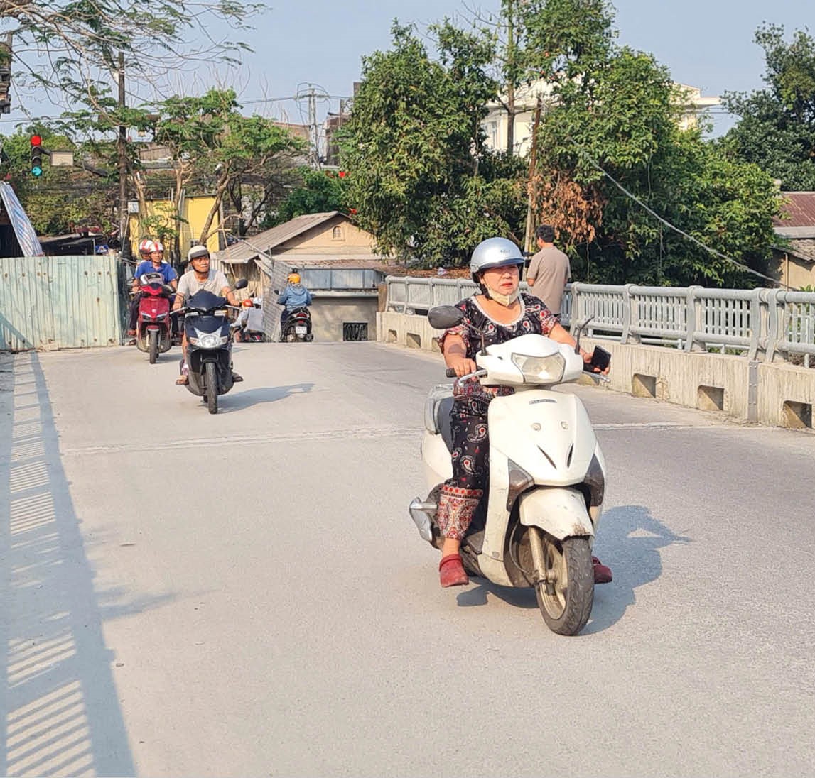 Cầu xây xong  phải đợi đường dẫn