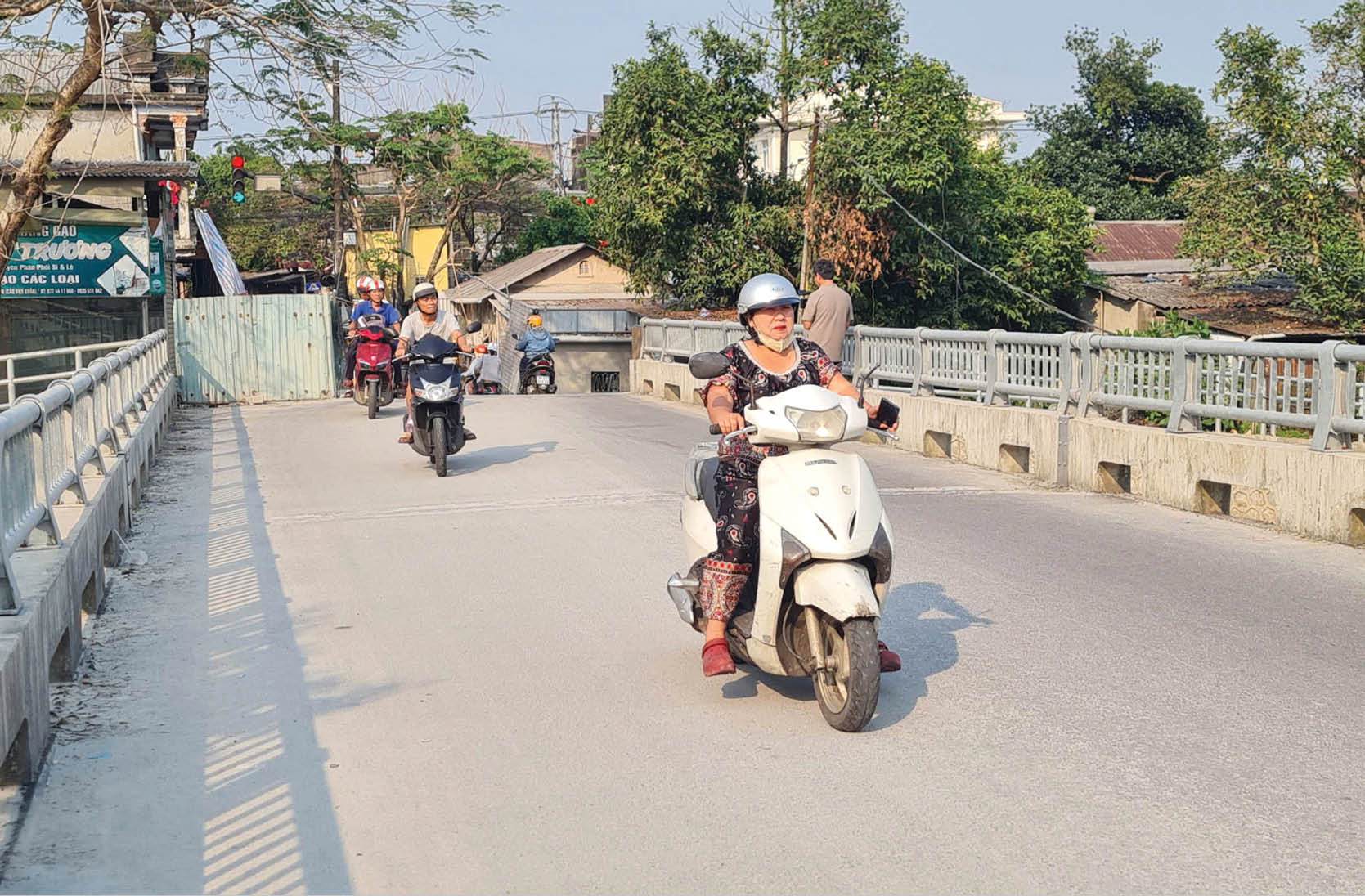 Cầu xây xong  phải đợi đường dẫn