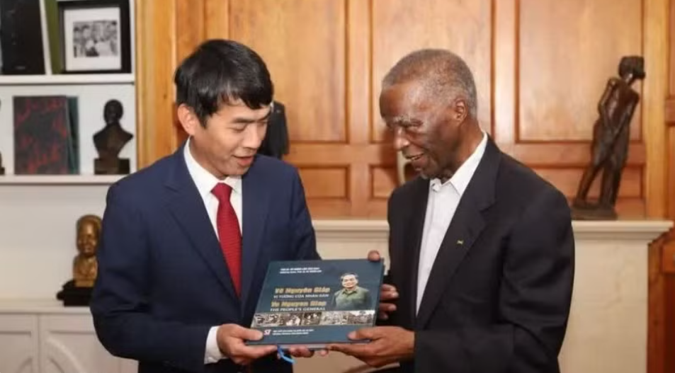 Cựu Tổng thống Nam Phi nhận quà kỷ niệm từ gia đình Đại tướng Võ Nguyên Giáp