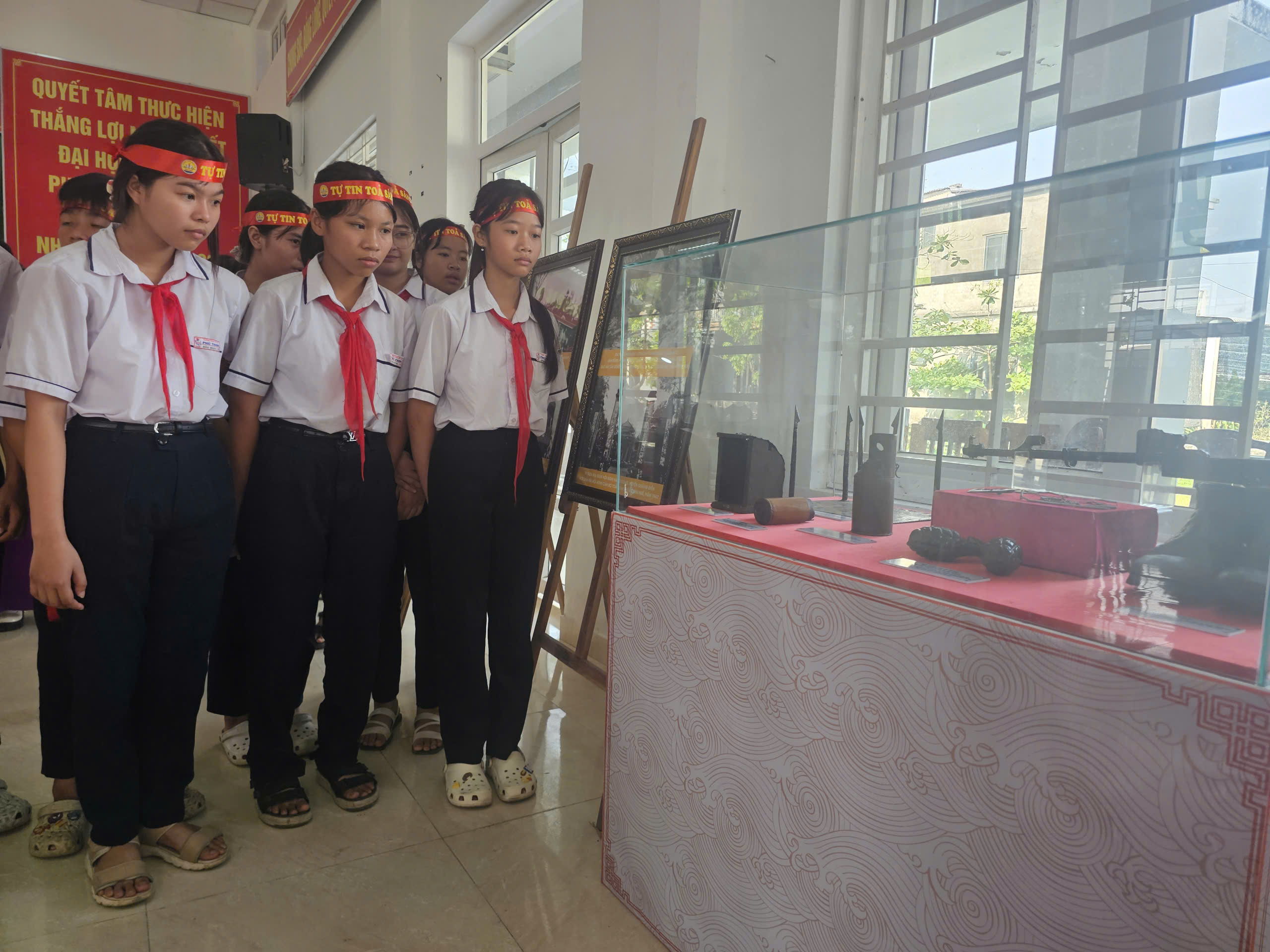 Triển lãm chuyên đề “Huế - Dấu ấn lịch sử và hành trình vươn lên trong kỷ nguyên mới”