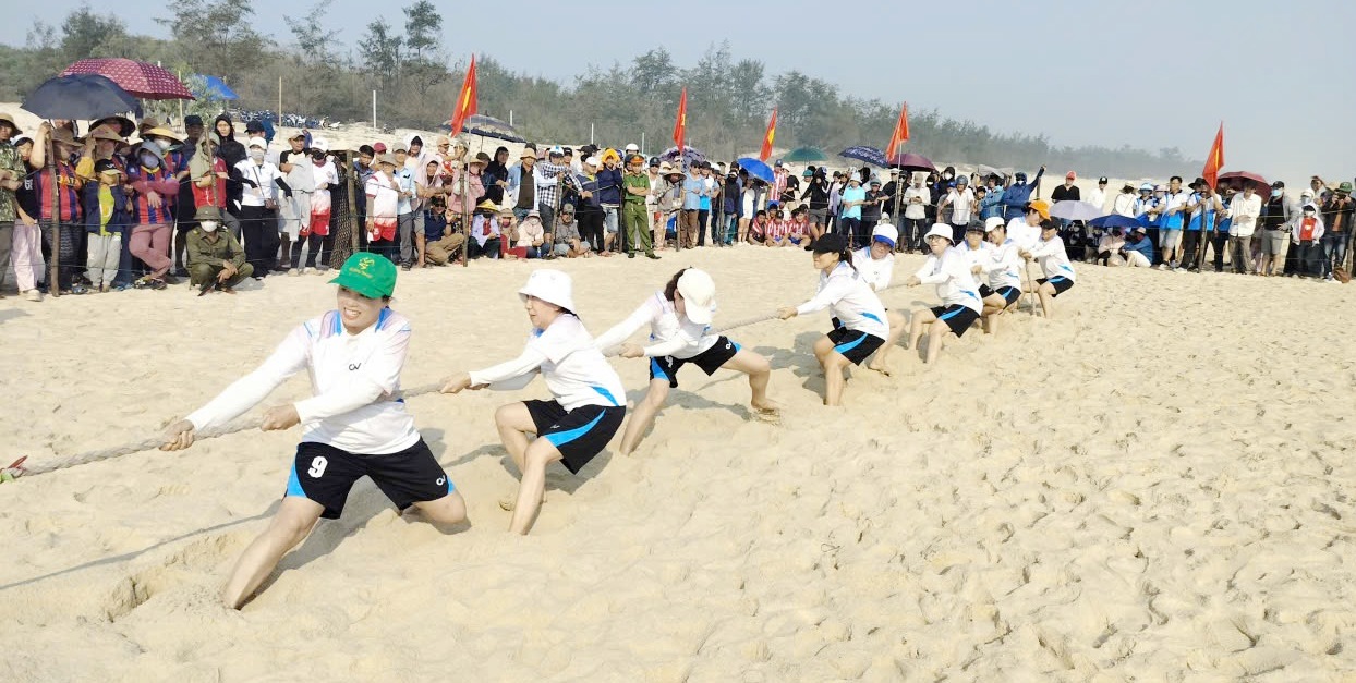 Sôi nổi giải kéo co khởi động mùa du lịch biển Phong Phú năm 2026