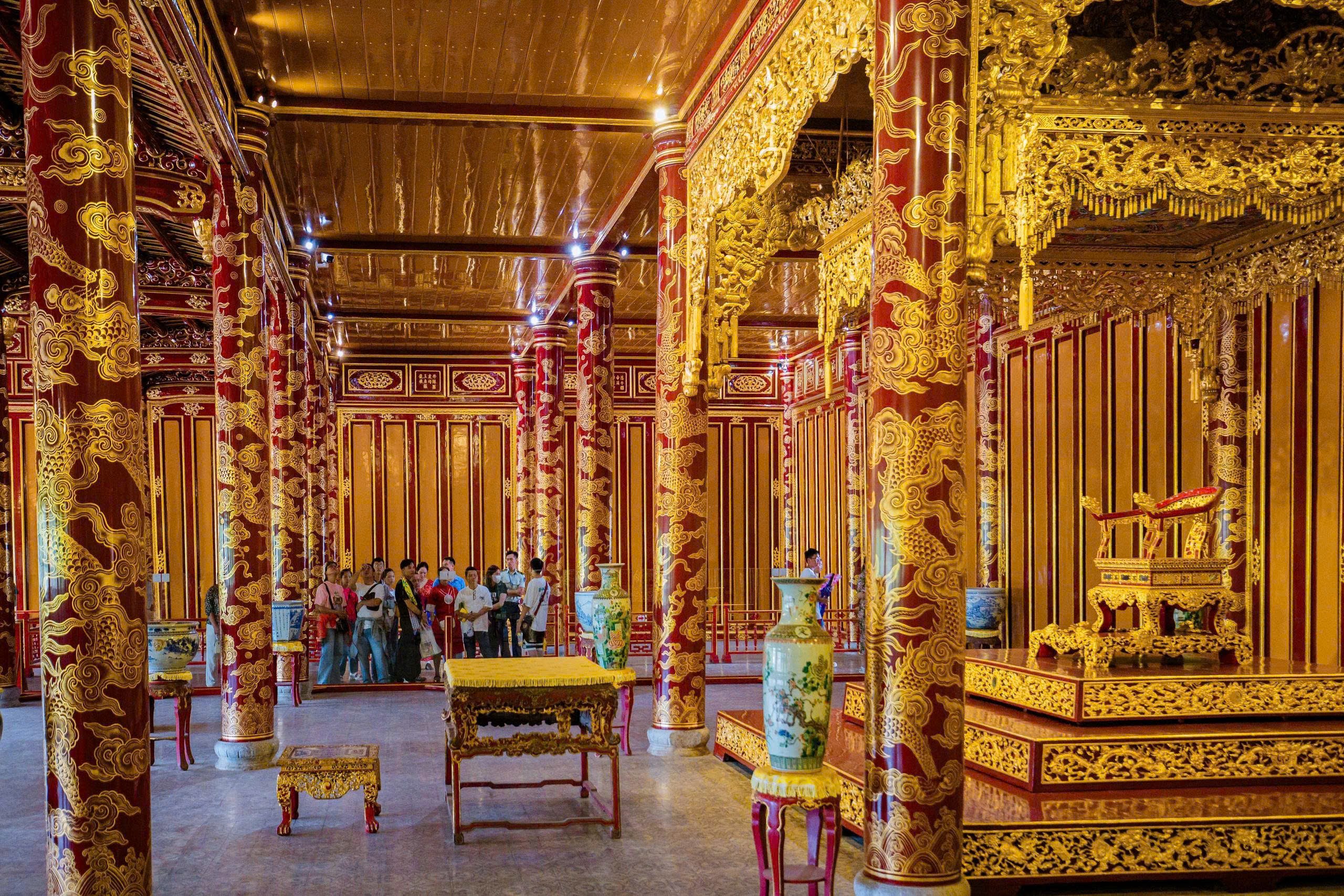 Ngai vua Triều Nguyễn chờ phục chế