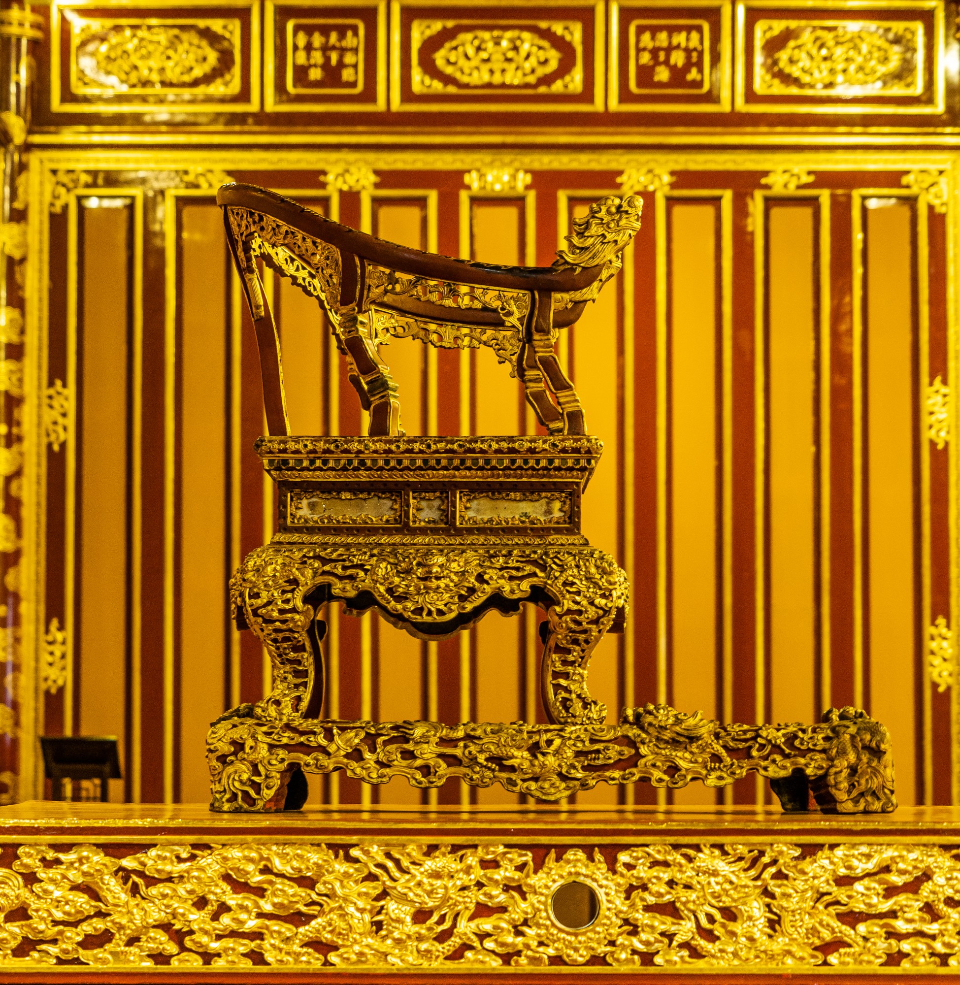 Ngai vua Triều Nguyễn chờ phục chế