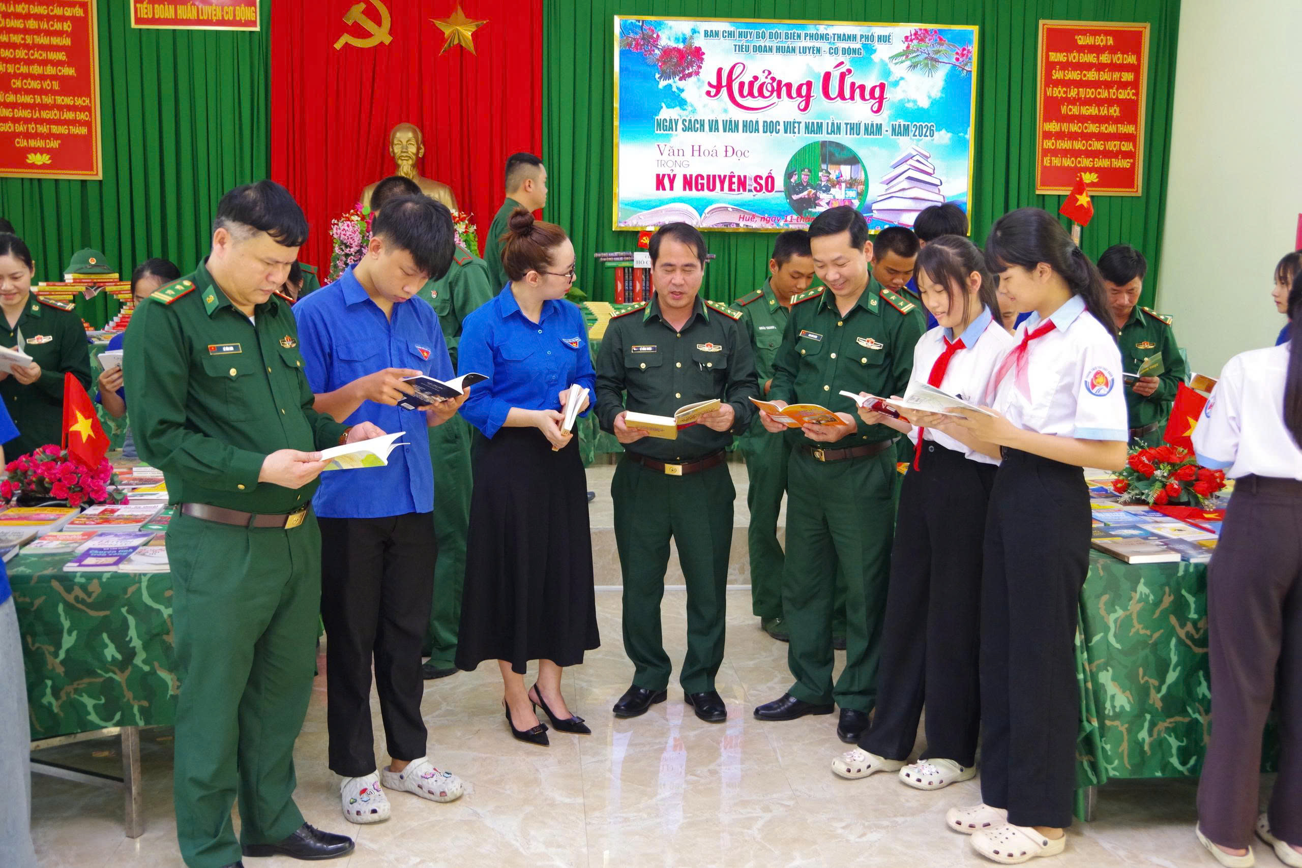 Tặng 600 đầu sách cho cán bộ chiến sĩ và học sinh khu vực biên giới