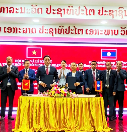 Thắm tình hữu nghị Huế - Savannakhet