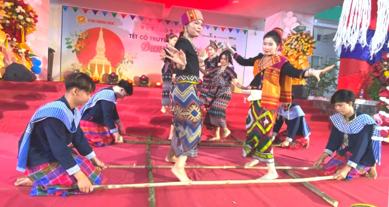 Lan tỏa văn hóa Lào trong ngày Tết Bunpimay tại Huế