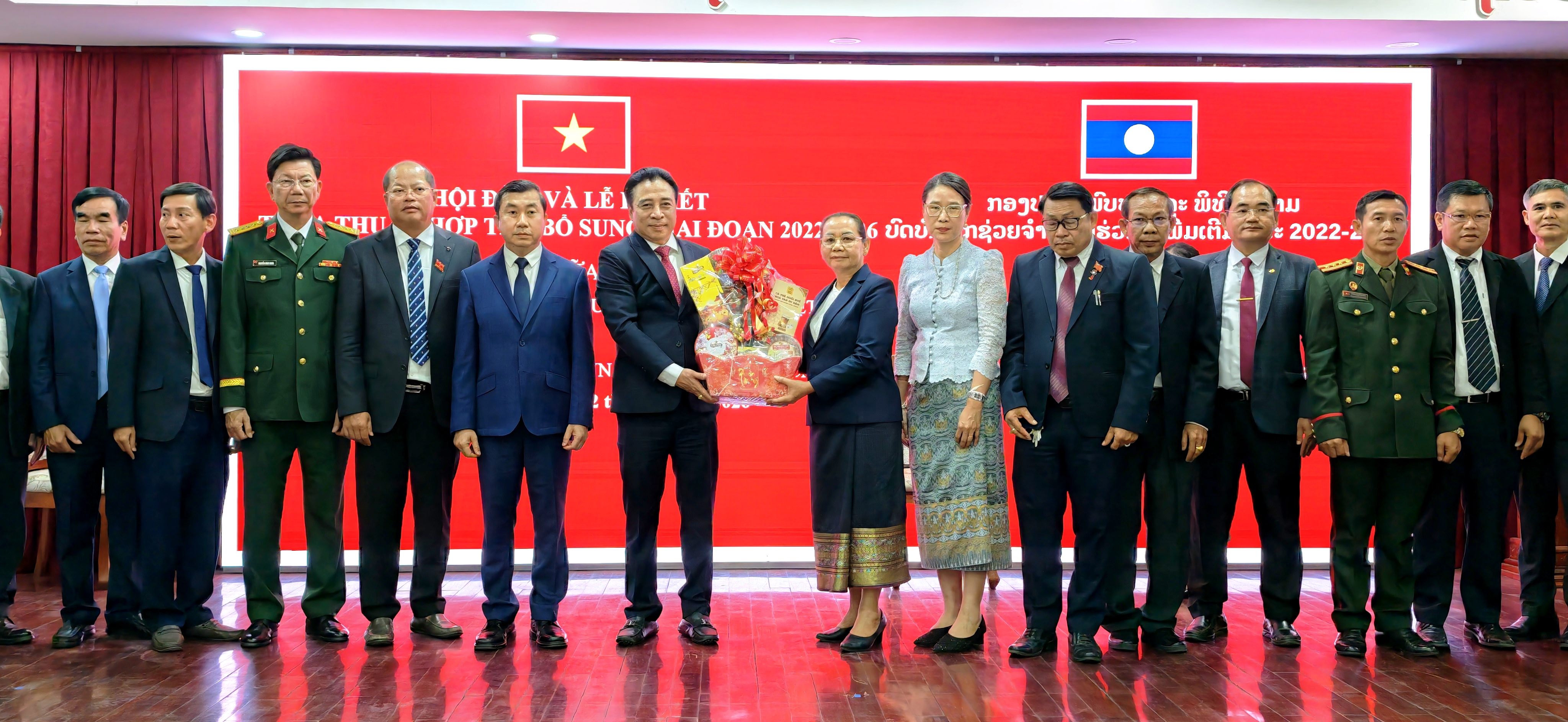 Thắm tình hữu nghị Huế - Savannakhet