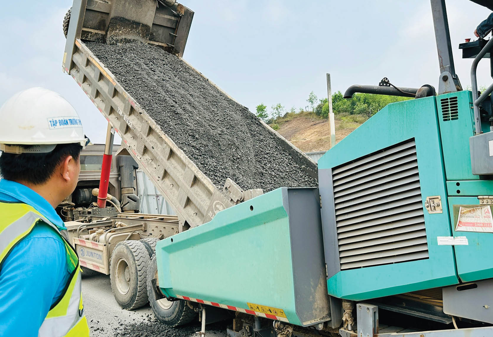 Gỡ khó để đảm bảo tiến độ dự án mở rộng cao tốc Cam Lộ - La Sơn