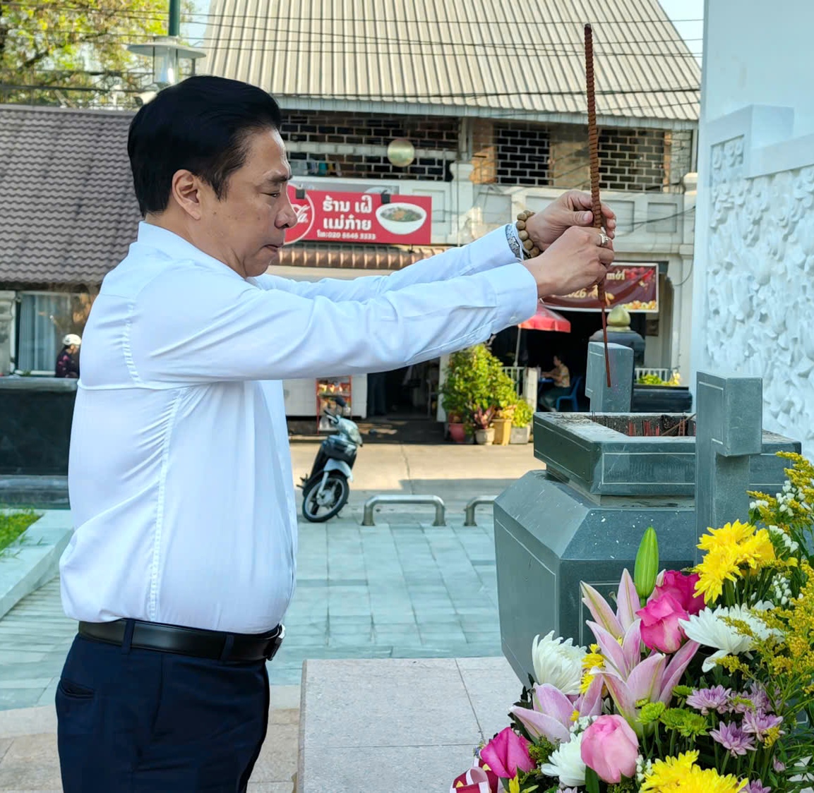 Đoàn công tác TP Huế dâng hương tại Khu lưu niệm Chủ tịch Hồ Chí Minh ở Savannakhet