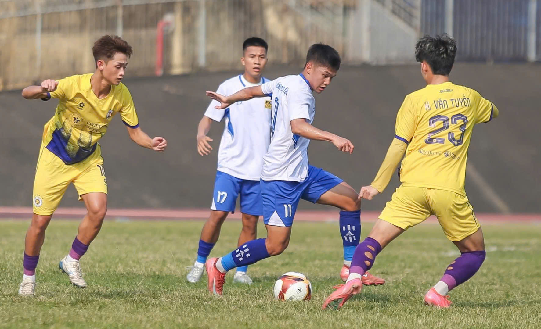 Chia điểm trên sân nhà