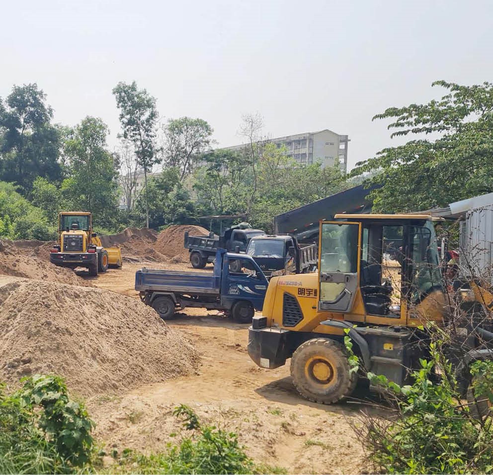 Hàng loạt bãi tập kết cát trái phép giữa thành phố