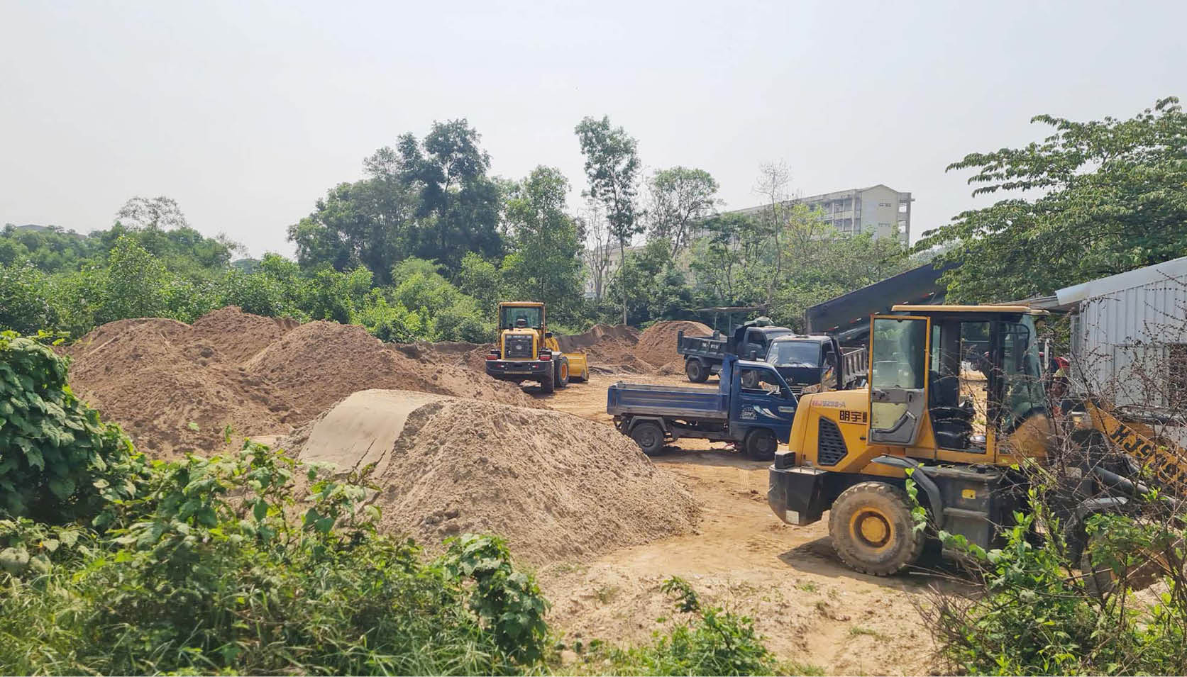 Hàng loạt bãi tập kết cát trái phép giữa thành phố