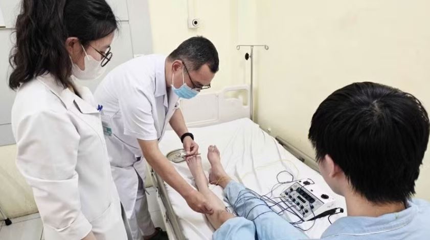 Liệt vận động vì thói quen khoanh chân khi ngồi thời gian dài