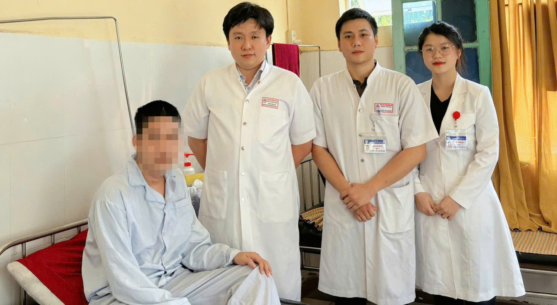 Bệnh viện Trung ương Huế nội soi gắp thành công 3 bàn chải trong dạ dày bệnh nhân