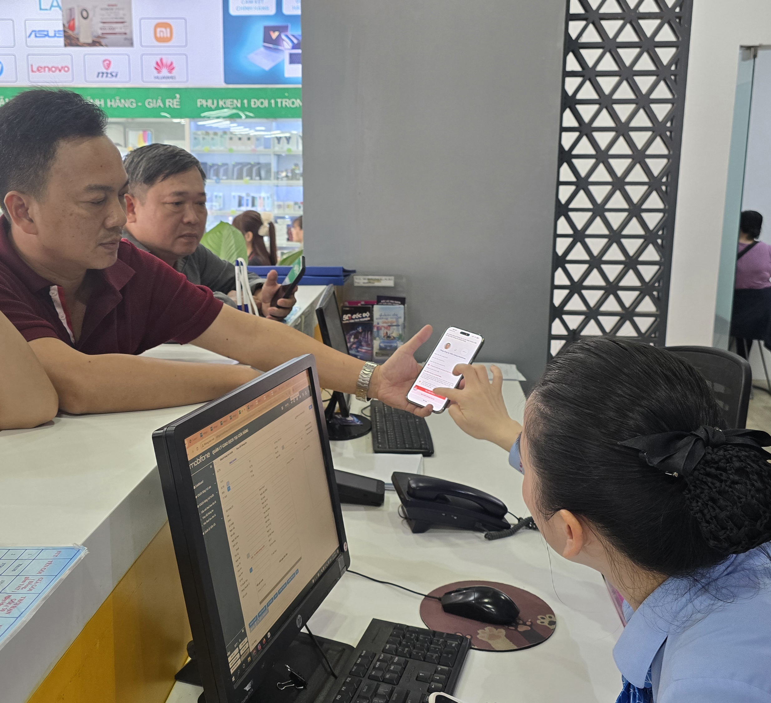 Đổ xô cập nhật thuê bao trước thời điểm siết xác thực