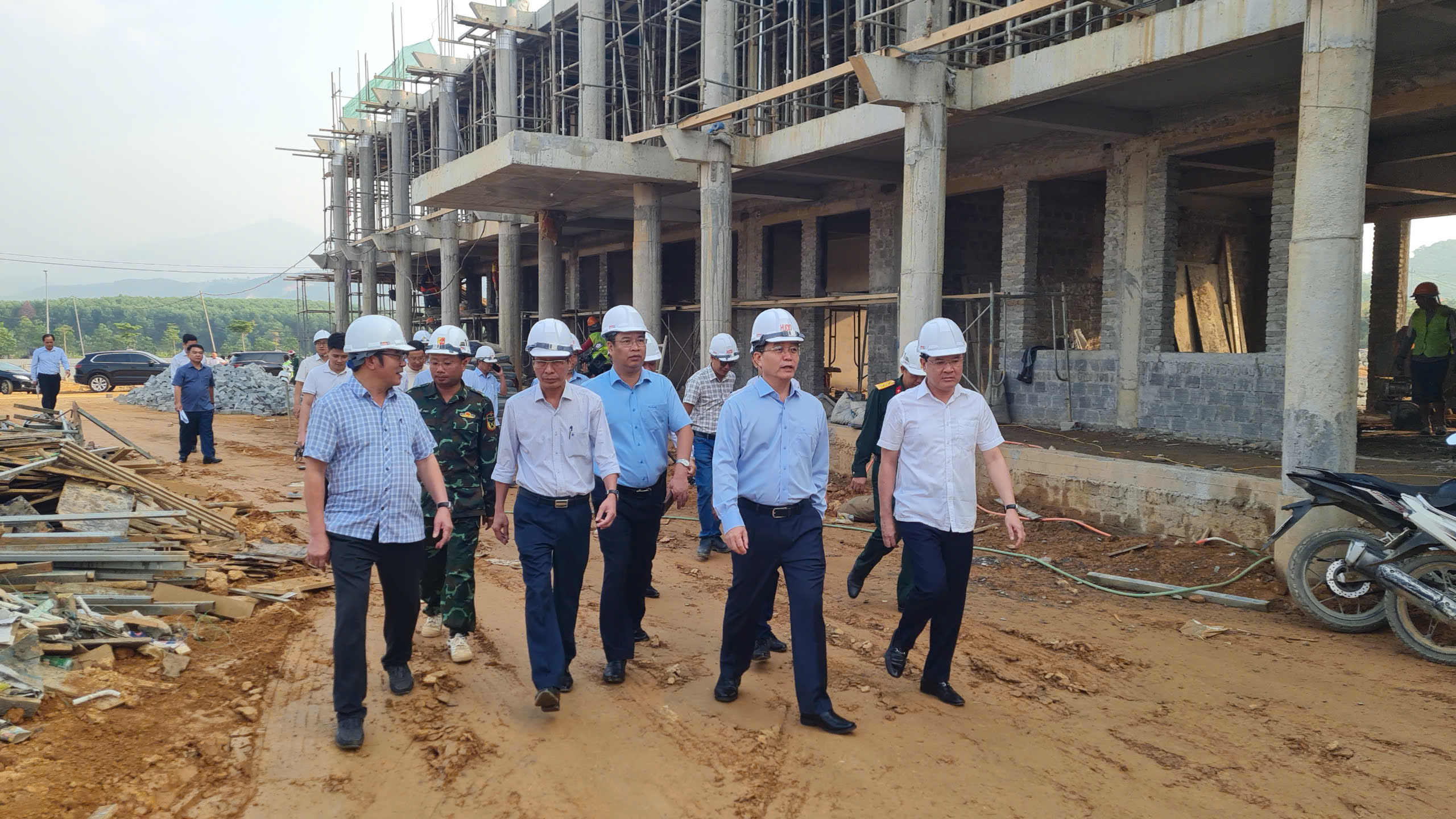 “Tăng ca, tăng kíp” trên công trường Trường liên cấp các xã A Lưới