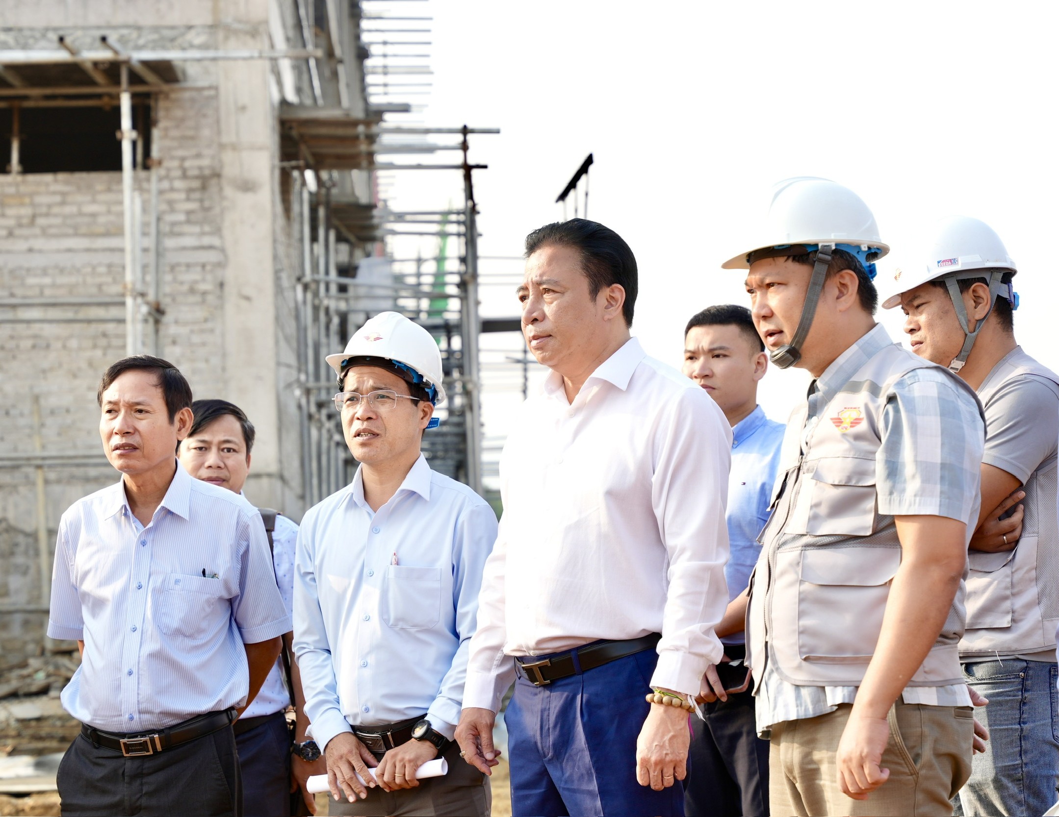 “Tăng ca, tăng kíp” trên công trường Trường liên cấp các xã A Lưới