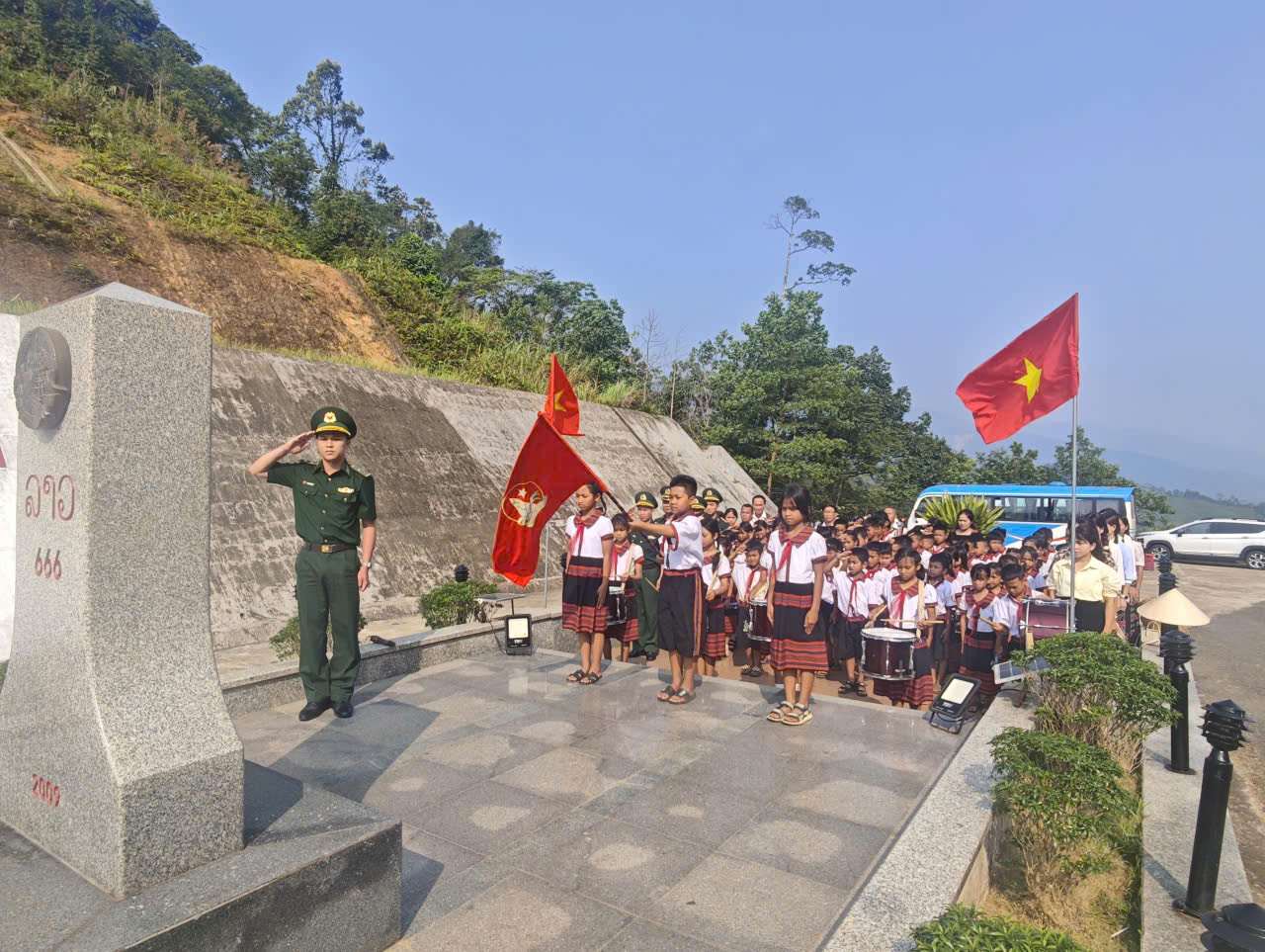 Giáo dục truyền thống cho học sinh khu vực biên giới