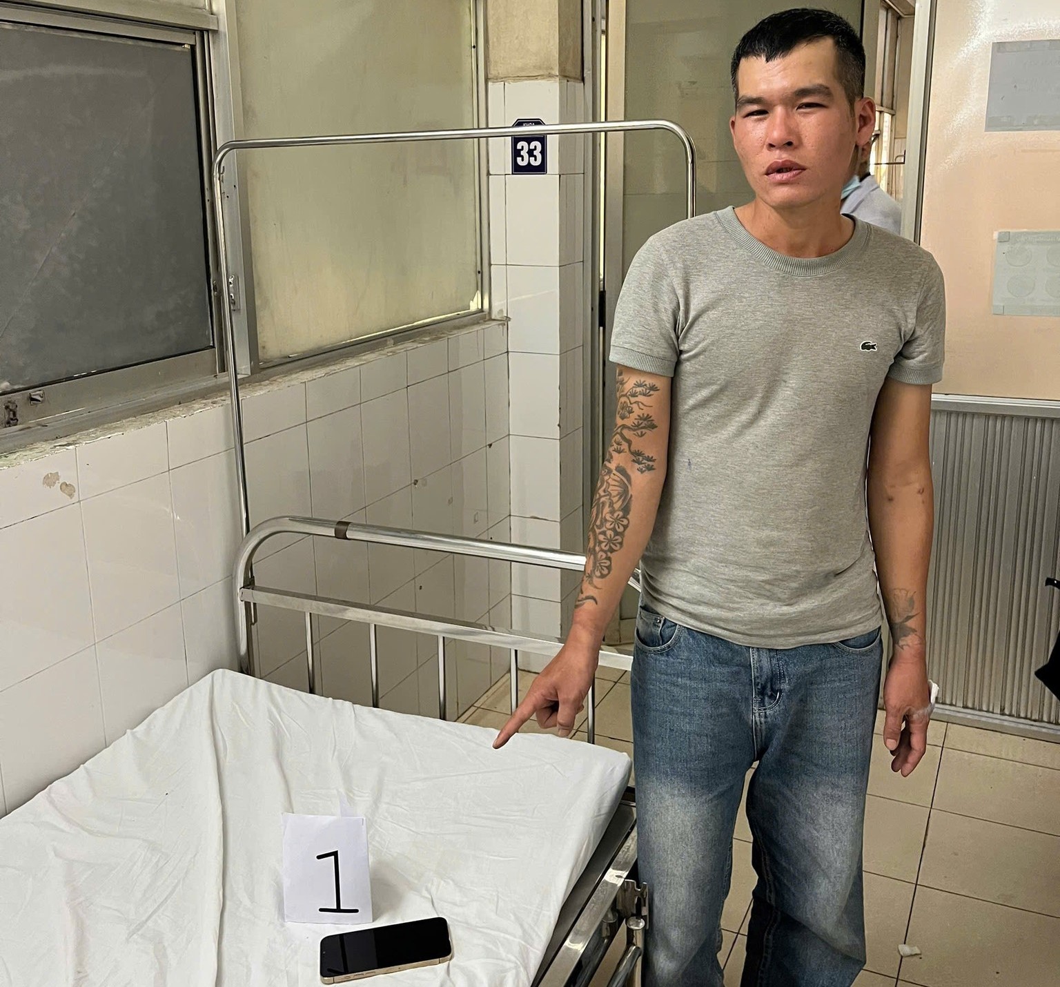 Bắt đối tượng trộm cắp hàng loạt điện thoại tại bệnh viện