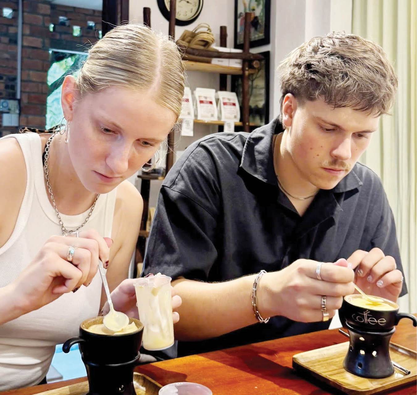 Khách Tây trải nghiệm cà phê Việt