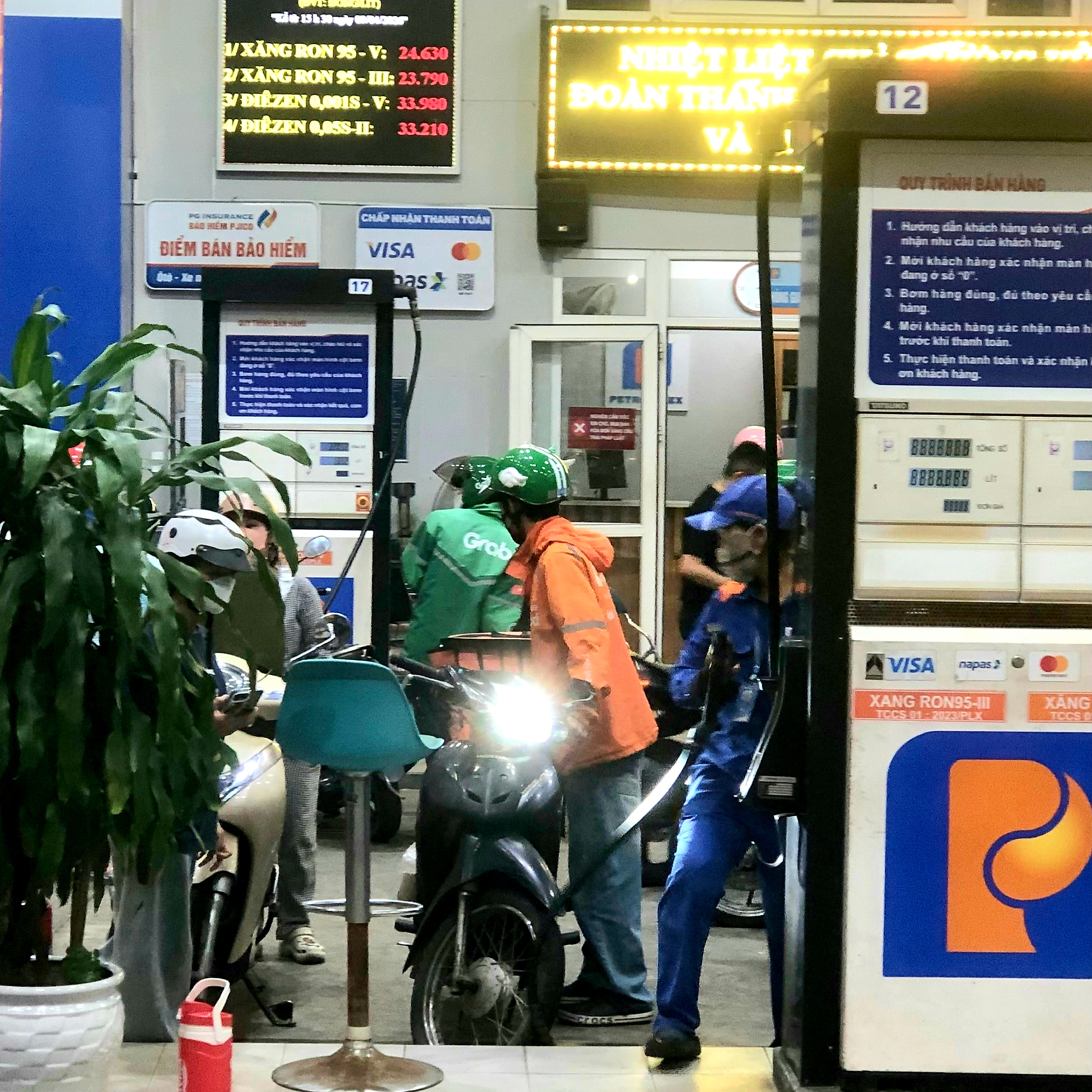 Giá dầu diesel giảm gần 2 000 đồng lít